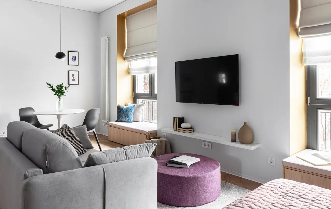 Fernseher auf einem Sideboard in einer hellen Wohnung