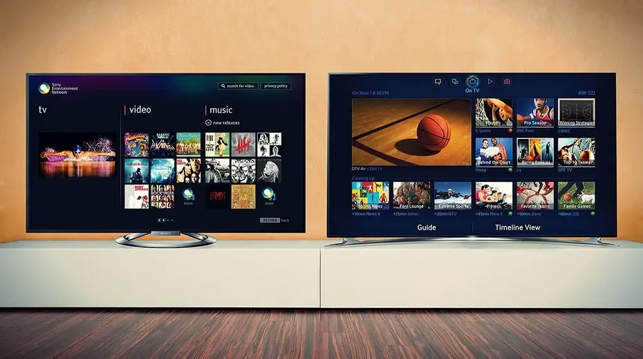 Fernseher in einem hellen Wohnzimmer mit großen Fenstern